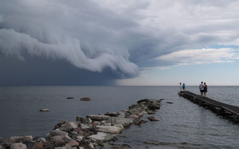 Cumulonimbo de tormenta sobre el mar