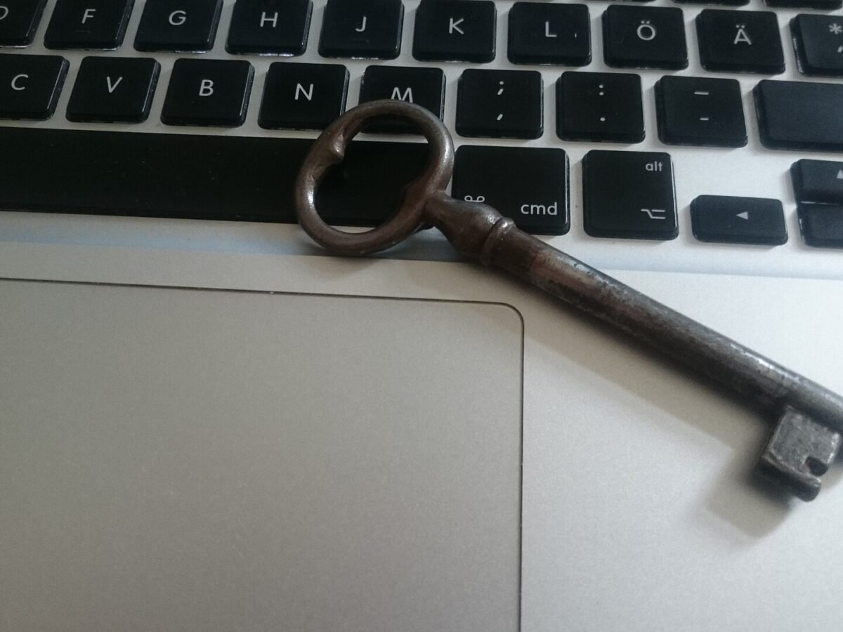 Llave antigua sobre el teclado de un portátil