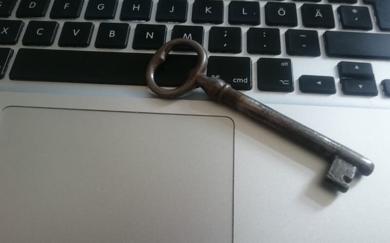 Llave antigua sobre el teclado de un portátil