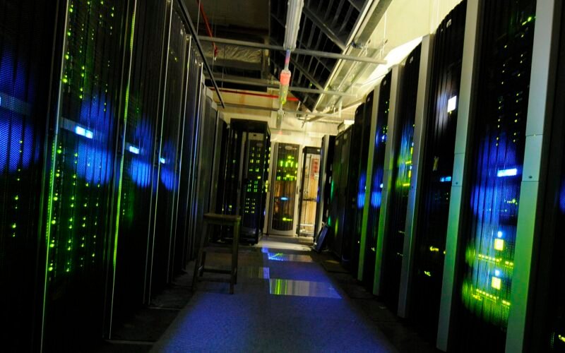 Pasillo de una sala de servidores iluminada