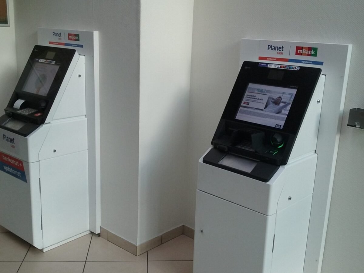 Dos cajeros automáticos en la entrada de un banco