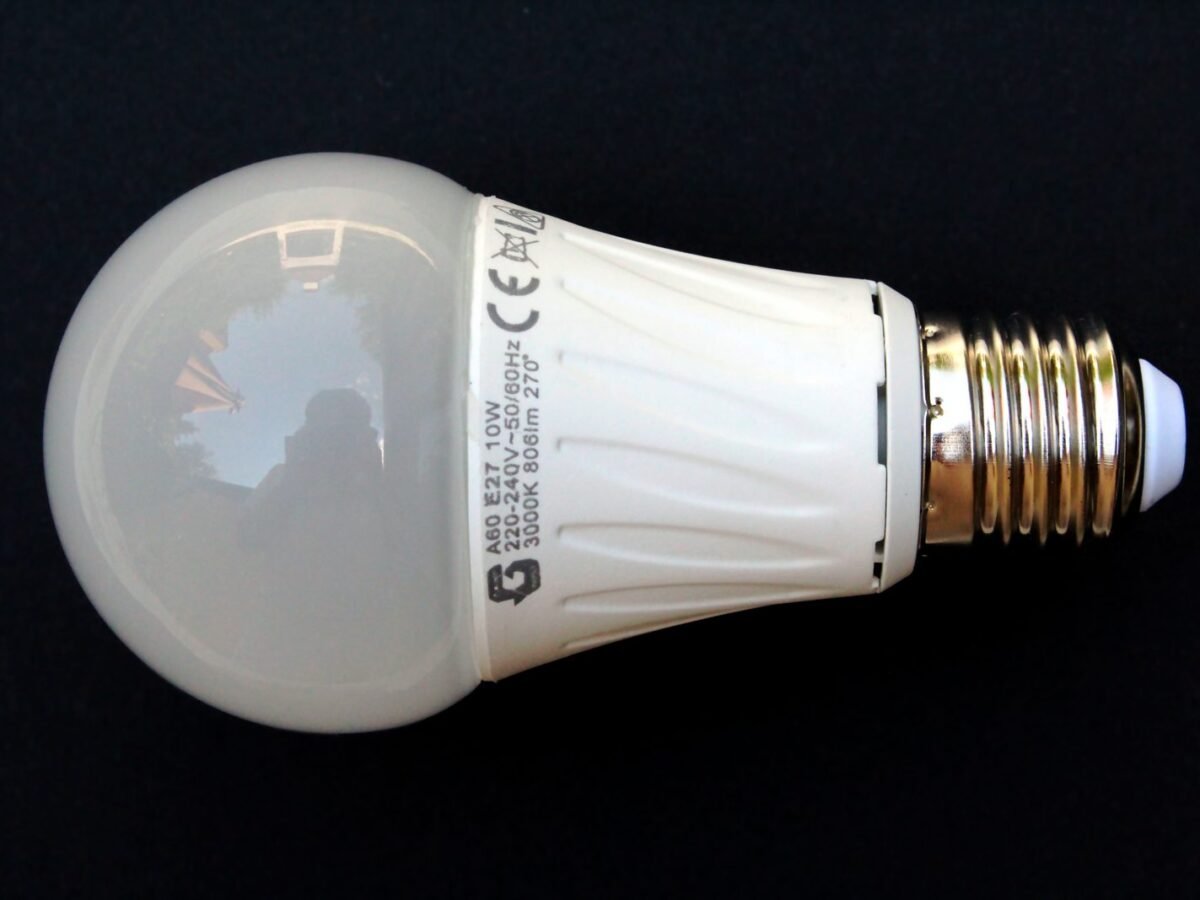 Bombilla LED de rosca sobre fondo oscuro