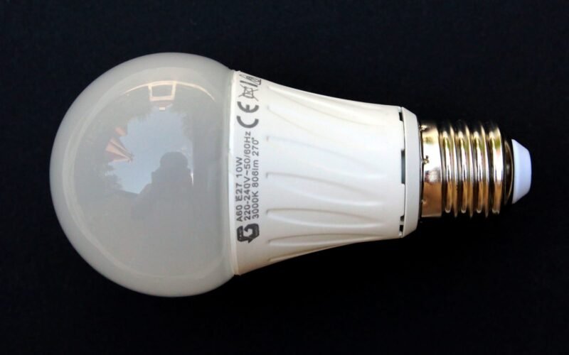 Bombilla LED de rosca sobre fondo oscuro