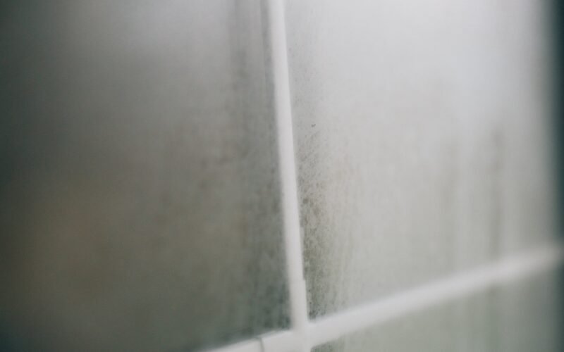 Cristal de una ventana empañado por la condensación