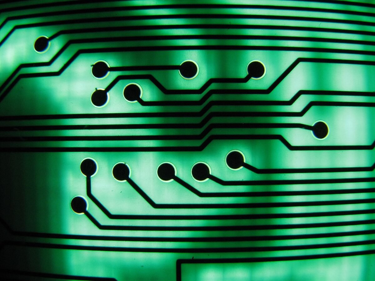 Pistas de un circuito electrónico verde