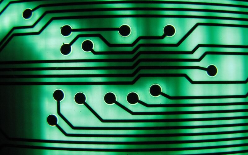 Pistas de un circuito electrónico verde