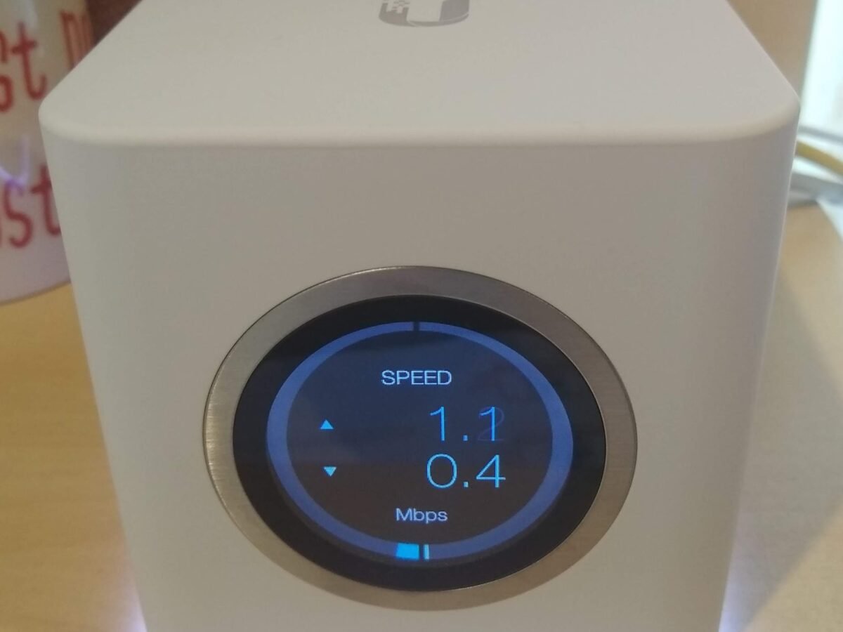 Router wifi moderno de color blanco con pantalla circular
