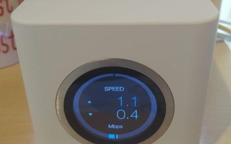 Router wifi moderno de color blanco con pantalla circular