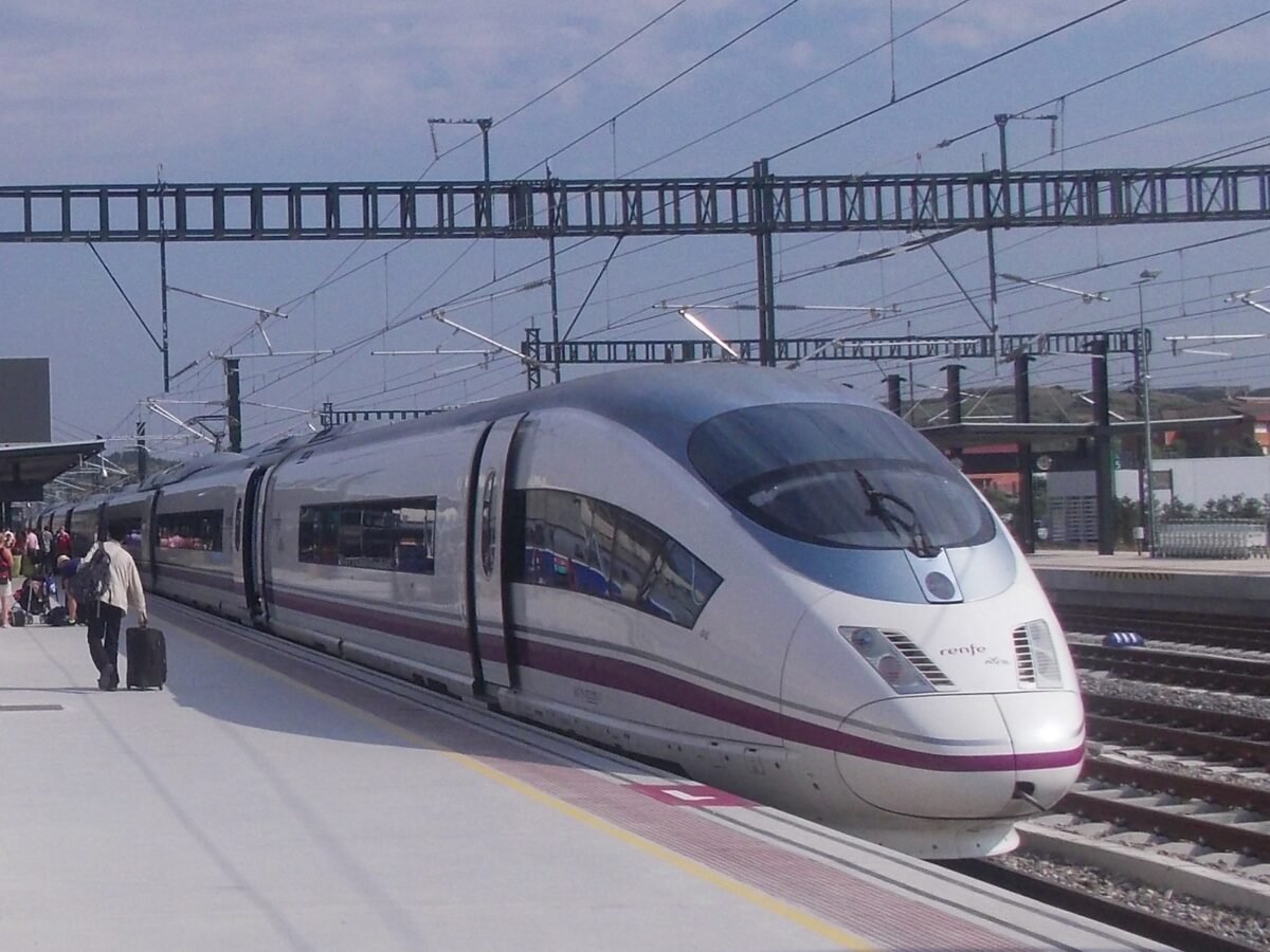 Tren AVE de Renfe detenido en el andén de una estación