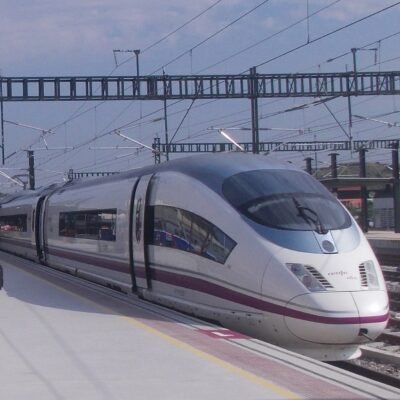 Tren AVE de Renfe detenido en el andén de una estación