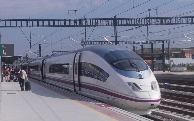 Tren AVE de Renfe detenido en el andén de una estación